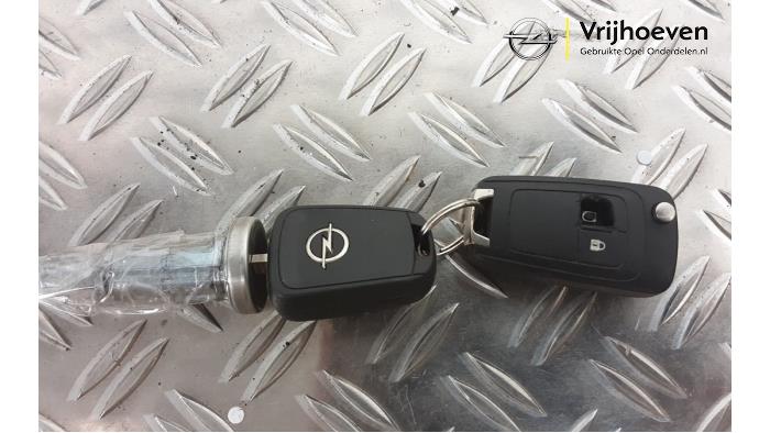Ignition lock + key from a Opel Meriva 1.4 Turbo 16V Ecotec 2012