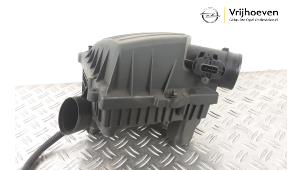 Używane Obudowa filtra powietrza Opel Adam 1.2 16V Cena € 40,00 Procedura marży oferowane przez Autodemontage Vrijhoeven B.V.