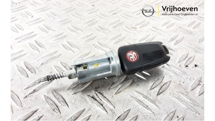 Używane Stacyjka + Kluczyk Opel Tigra Twin Top 1.4 16V Cena € 40,00 Procedura marży oferowane przez Autodemontage Vrijhoeven B.V.