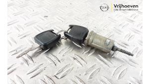 Used Ignition lock + key Opel Zafira (F75) 1.6 16V Price € 50,00 Margin scheme offered by Autodemontage Vrijhoeven B.V.