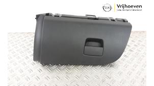 Usagé Boîte à gants Opel Adam 1.2 16V Prix € 20,00 Règlement à la marge proposé par Autodemontage Vrijhoeven B.V.
