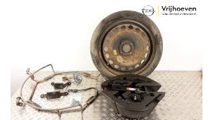 Usados Juego de gato y rueda de repuesto Opel Adam 1.2 16V Precio € 300,00 Norma de margen ofrecido por Autodemontage Vrijhoeven B.V.