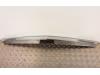 Decorative strip tailgate from a Opel Astra H (L48), 2004 / 2014 1.6 16V Twinport, Hatchback, 4-dr, Petrol, 1.598cc, 77kW (105pk), FWD, Z16XEP; EURO4, 2004-03 / 2006-12 2005