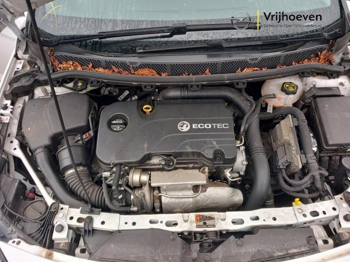 Moteur d'un Opel Astra K 1.4 Turbo 16V 2016