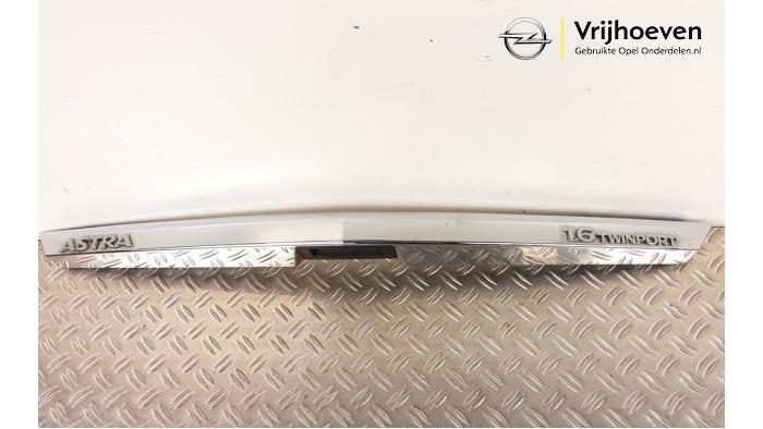 Decorative strip tailgate from a Opel Astra H (L48) 1.6 16V Twinport 2004