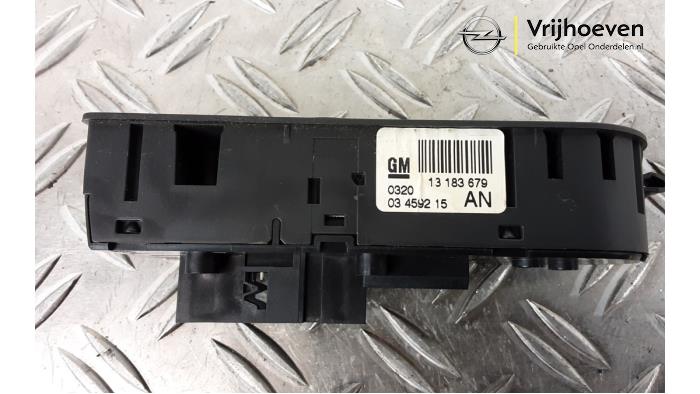 Electric window switch from a Opel Astra H (L48) 1.6 16V Twinport 2004