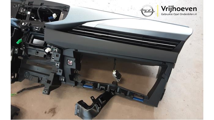 Airbag set + dashboard de un Opel Astra L (F3/FB/FM/FP) 1.2 Turbo 110 12V 2023