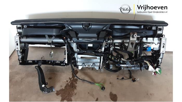 Airbag set + dashboard de un Opel Astra L (F3/FB/FM/FP) 1.2 Turbo 110 12V 2023