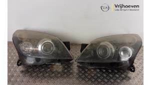Używane Zestaw reflektorów lewy + prawy Opel Astra H SW (L35) 1.8 16V Cena € 500,00 Procedura marży oferowane przez Autodemontage Vrijhoeven B.V.