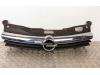 Grille from a Opel Astra H SW (L35), 2004 / 2014 1.8 16V, Combi/o, Petrol, 1.796cc, 92kW (125pk), FWD, Z18XE; EURO4, 2004-08 / 2010-10, L35 2005