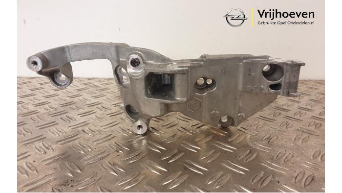 Air conditioning bracket from a Opel Astra L (F3/FB/FM/FP) 1.2 Turbo 110 12V 2023