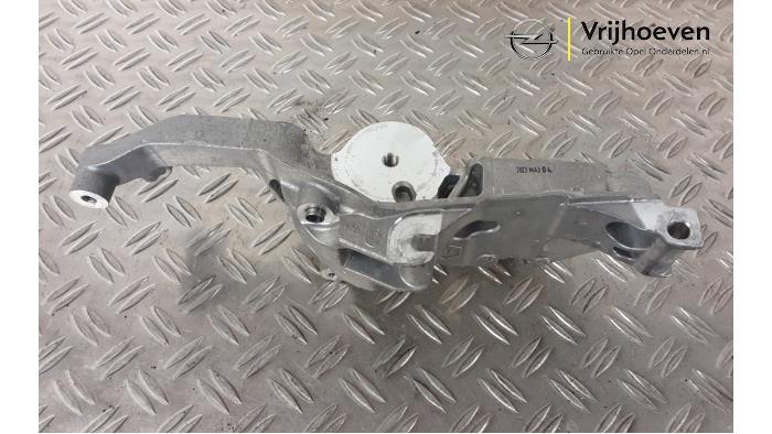 Air conditioning bracket from a Opel Astra L (F3/FB/FM/FP) 1.2 Turbo 110 12V 2023
