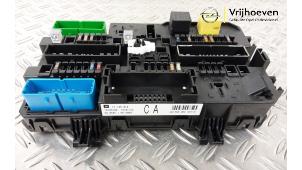 Usados Caja de fusibles Opel Astra H (L48) 1.6 16V Twinport Precio € 100,00 Norma de margen ofrecido por Autodemontage Vrijhoeven B.V.