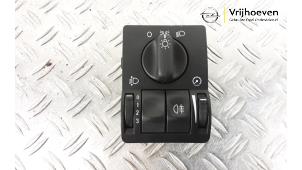 Usados Interruptor de luz Opel Zafira (F75) 1.8 16V Precio € 25,00 Norma de margen ofrecido por Autodemontage Vrijhoeven B.V.