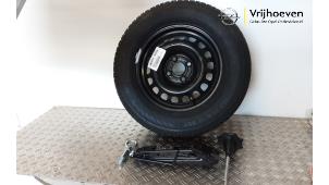 Usagé Kit de cric + Roue de secours Opel Corsa D 1.2 16V Prix € 125,00 Règlement à la marge proposé par Autodemontage Vrijhoeven B.V.
