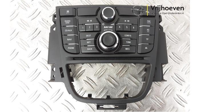 Radio control panel from a Opel Astra J (PC6/PD6/PE6/PF6) 1.4 Turbo 16V 2011
