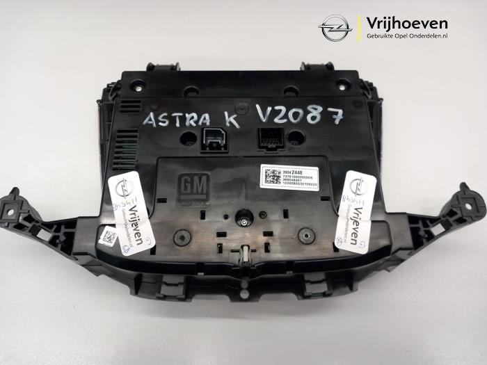 Wyswietlacz jednostki multimedialnej z Opel Astra K 1.4 Turbo 16V 2017