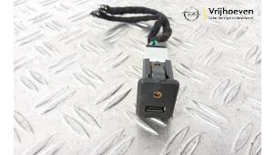 Używane Zlacze AUX/USB Opel Adam 1.2 16V Cena € 10,00 Procedura marży oferowane przez Autodemontage Vrijhoeven B.V.