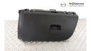 Usagé Boîte à gants Opel Adam 1.4 S 16V Turbo Prix € 20,00 Règlement à la marge proposé par Autodemontage Vrijhoeven B.V.