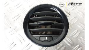 Usados Rejilla de aire de salpicadero Opel Corsa D 1.2 16V Precio € 15,00 Norma de margen ofrecido por Autodemontage Vrijhoeven B.V.