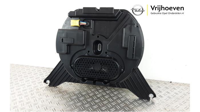 Caisson de graves d'un Opel Astra L (F3/FB/FM/FP) 1.2 Turbo 130 12V 2023