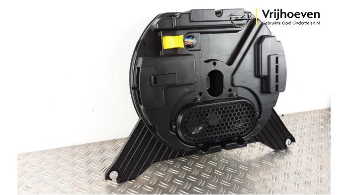 Caisson de graves d'un Opel Astra L (F3/FB/FM/FP) 1.2 Turbo 130 12V 2023