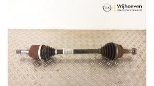 Begagnade Drivaxel, vänster fram Opel Corsa F (UB/UH/UP) 1.5 CDTI 100 Pris € 150,00 Marginaltabell erbjuds av Autodemontage Vrijhoeven B.V.