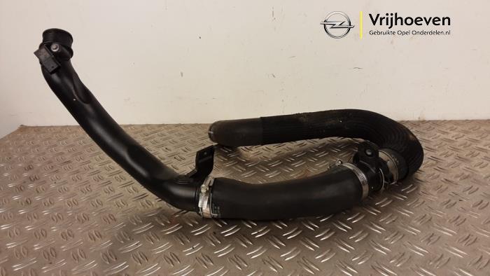 Gebrauchte Intercooler Rohr Opel Astra L (F3/FB/FM/FP) 1.6 Plug-in Hybrid Turbo 16V Preis € 70,00 Margenregelung angeboten von Autodemontage Vrijhoeven B.V.