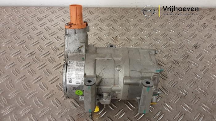 Usagé Pompe clim Opel Astra L (F3/FB/FM/FP) 1.6 Plug-in Hybrid Turbo 16V Prix € 750,00 Règlement à la marge proposé par Autodemontage Vrijhoeven B.V.