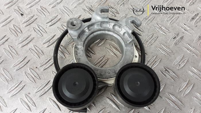 Usados Tensor correa múltiple Opel Astra L (F3/FB/FM/FP) 1.6 Plug-in Hybrid Turbo 16V Precio € 45,00 Norma de margen ofrecido por Autodemontage Vrijhoeven B.V.