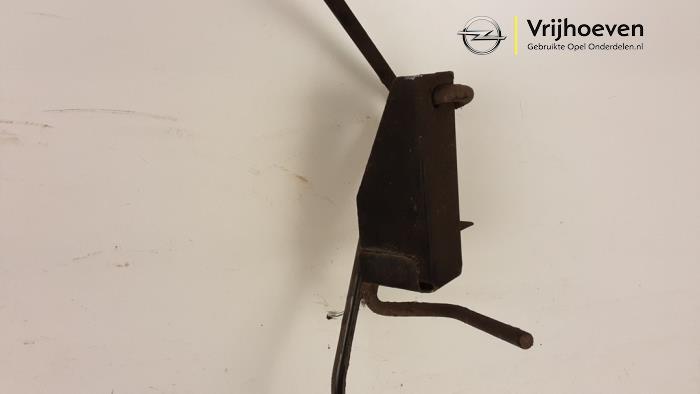 Spare wheel mechanism from a Opel Vivaro 1.9 DI 2006