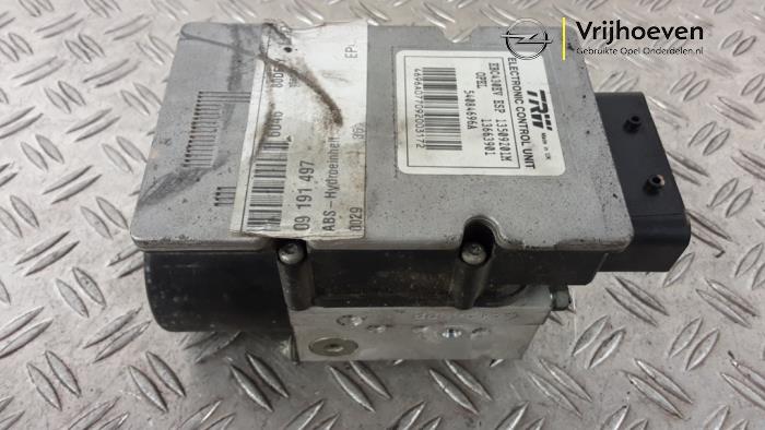 Używane Pompa ABS Opel Signum (F48) 3.2 V6 24V Cena € 30,00 Procedura marży oferowane przez Autodemontage Vrijhoeven B.V.