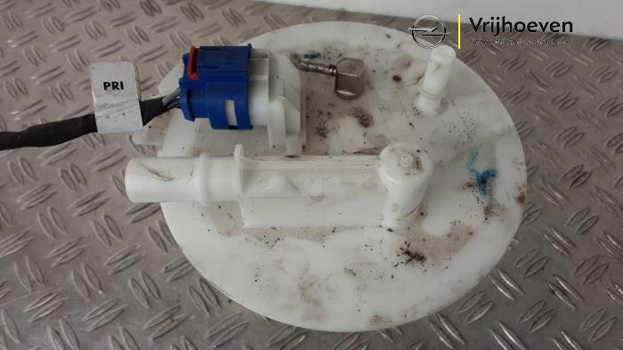 Electric fuel pump from a Opel Insignia Sports Tourer 2.0 GSi Turbo 16V 4x4 2017