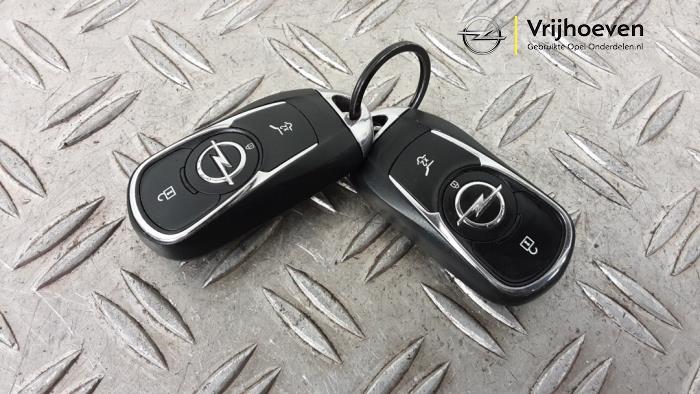 Używane Klucz Opel Astra K Sports Tourer 1.6 BiTurbo CDTI 16V Cena € 50,00 Procedura marży oferowane przez Autodemontage Vrijhoeven B.V.