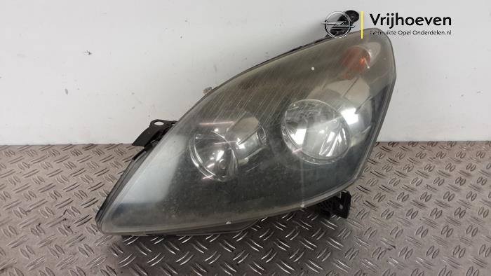 Używane Reflektor lewy Opel Zafira (M75) 1.6 16V Cena € 75,00 Procedura marży oferowane przez Autodemontage Vrijhoeven B.V.