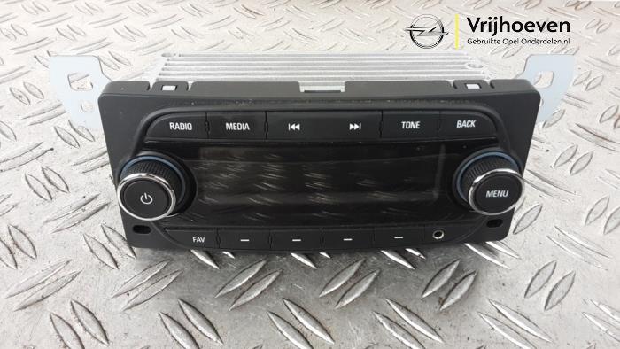 Używane Modul radiowy Opel Karl 1.0 12V Cena € 80,00 Procedura marży oferowane przez Autodemontage Vrijhoeven B.V.