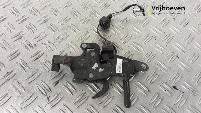 Używane Blokada dachu cabrio Opel Astra H Twin Top (L67) 1.6 16V Cena € 50,00 Procedura marży oferowane przez Autodemontage Vrijhoeven B.V.
