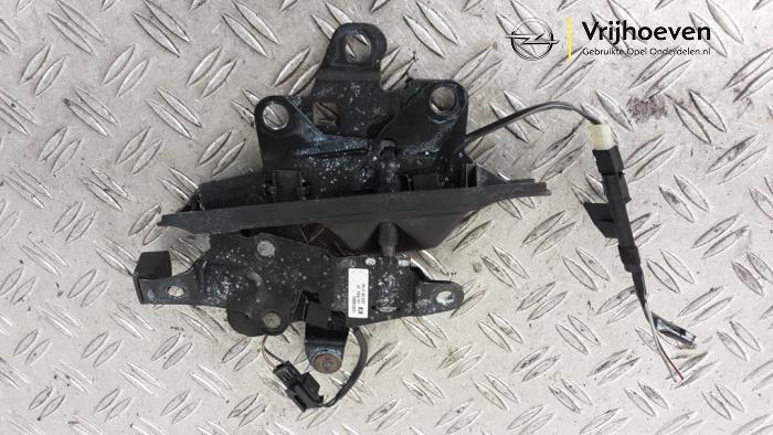 Używane Blokada dachu cabrio Opel Astra H Twin Top (L67) 1.6 16V Cena € 60,00 Procedura marży oferowane przez Autodemontage Vrijhoeven B.V.