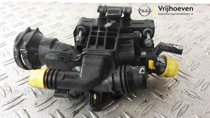 Gebrauchte Thermostatgehäuse Opel Corsa F (UB/UH/UP) 1.5 CDTI 100 Preis € 35,00 Margenregelung angeboten von Autodemontage Vrijhoeven B.V.