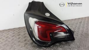 Usados Luz trasera izquierda Opel Adam 1.2 16V Precio € 50,00 Norma de margen ofrecido por Autodemontage Vrijhoeven B.V.