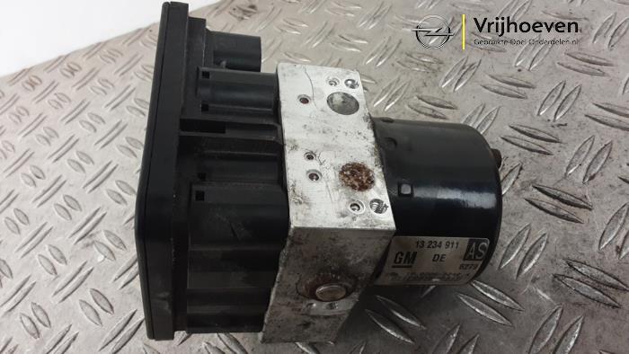 Used ABS pump Opel Zafira (M75) 2.2 16V Direct Ecotec Price € 90,00 Margin scheme offered by Autodemontage Vrijhoeven B.V.
