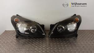Usagé Kit phares gauche + droite Opel Astra H SW (L35) 1.9 CDTi 100 Prix € 100,00 Règlement à la marge proposé par Autodemontage Vrijhoeven B.V.
