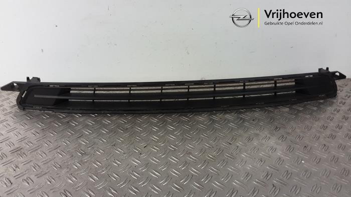 Używane Grill Opel Mokka 1.2 Turbo 12V Cena € 40,00 Procedura marży oferowane przez Autodemontage Vrijhoeven B.V.