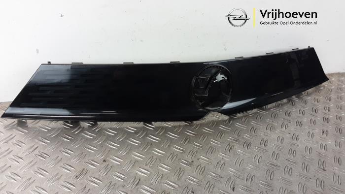 Begagnade Grill Opel Mokka 1.2 Turbo 12V Pris € 100,00 Marginaltabell erbjuds av Autodemontage Vrijhoeven B.V.