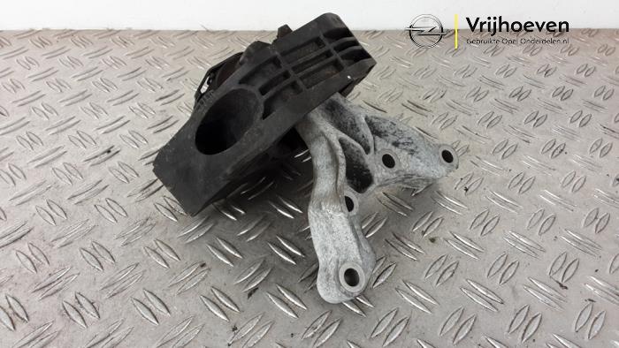 Usagé Support moteur Opel Mokka 1.2 Turbo 12V Prix € 80,00 Règlement à la marge proposé par Autodemontage Vrijhoeven B.V.