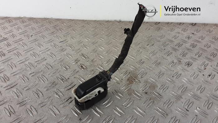 Usados Conector ABS Opel Combo Cargo 1.6 CDTI 100 Precio € 35,00 Norma de margen ofrecido por Autodemontage Vrijhoeven B.V.