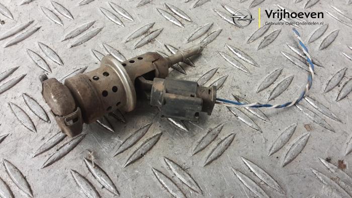 Usados Inyector Adblue Opel Vivaro 2.0 CDTI 122 Precio € 60,00 Norma de margen ofrecido por Autodemontage Vrijhoeven B.V.