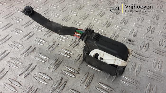 Usados Conector ABS Opel Combo Cargo 1.5 CDTI 100 Precio € 35,00 Norma de margen ofrecido por Autodemontage Vrijhoeven B.V.