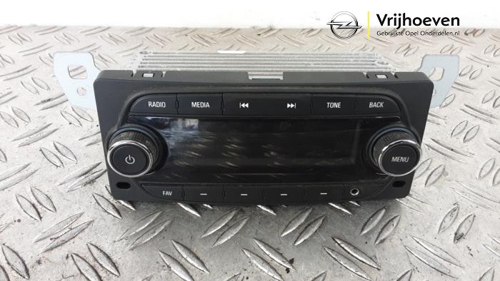 Używane Modul radiowy Opel Karl 1.0 12V Cena € 80,00 Procedura marży oferowane przez Autodemontage Vrijhoeven B.V.