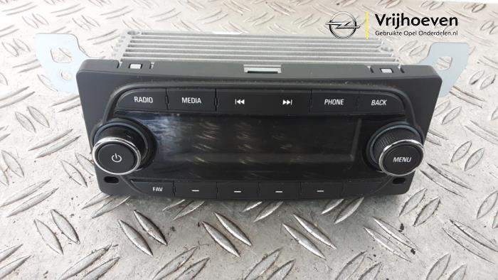 Używane Modul radiowy Opel Karl 1.0 12V Cena € 100,00 Procedura marży oferowane przez Autodemontage Vrijhoeven B.V.